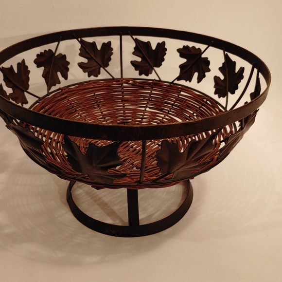 Table/Fruit Rustic Basket wicker metal leaves Fall - Picture 4 of 5